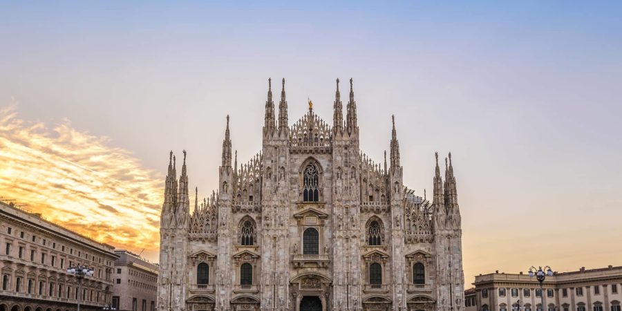 Catedral de Milão ao nascer do sol