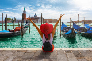 mulher curtindo veneza com viagem personalizada