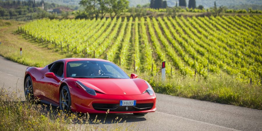 Quanto custa alugar uma Ferrari na Itália para percorrer as estradas da Toscana