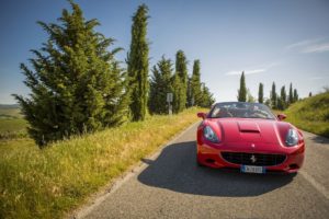 Ferrari vermelha nas estradas da Toscana