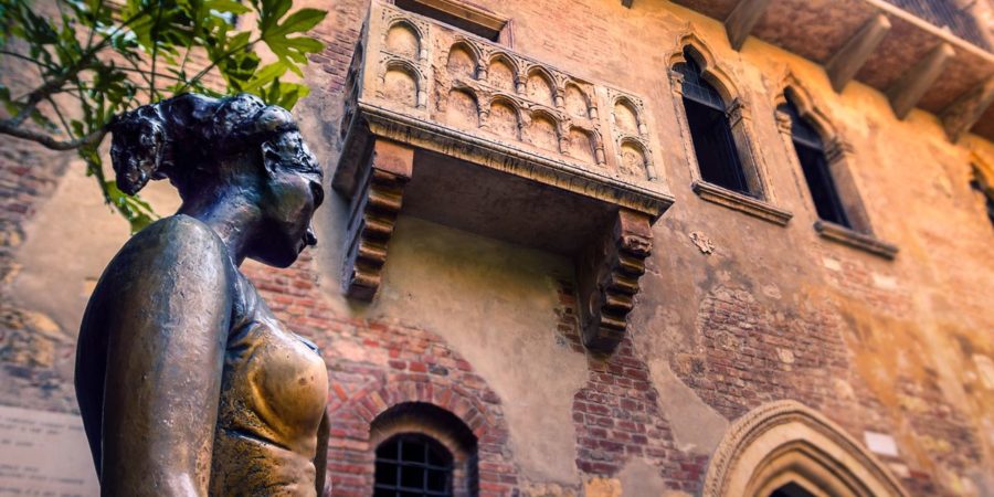 Estátua de Giulietta na casa de Giulietta, em Veroma