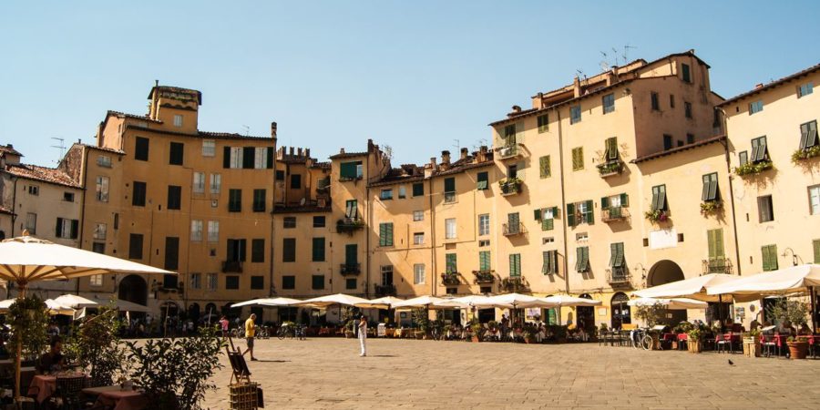 Piazza dell Anfiteatro em Lucca, um dos principais pontos de interesse na cidade