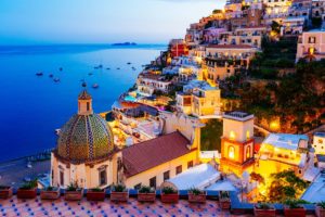 Positano na Costa Amalfitana com casas à beira da encosta e deslumbrante vista do mar