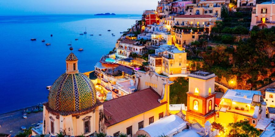 Positano na Costa Amalfitana com casas à beira da encosta e deslumbrante vista do mar