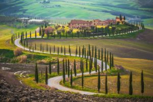 Estrada na Toscana, perfeita para curtir uma Ferrari