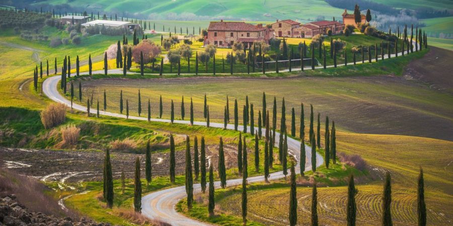 Estrada na Toscana, perfeita para curtir uma Ferrari