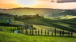 Paisegm campestre com colinas e ciprestes na Toscana, um dos locais indicados para viagem para Itália