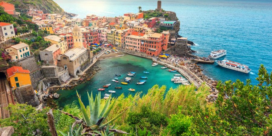 A colorida cidade de Vernazza e um deslumbrante pôr do sol, um lugar paradisíaco na Itália 