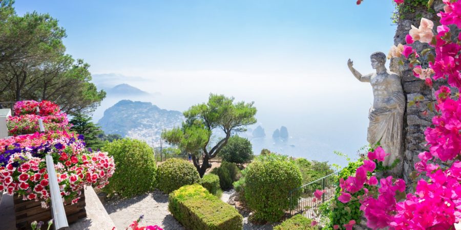 Vista de Capri em um belo dia de verão, um dos lugares para de mel na Itália