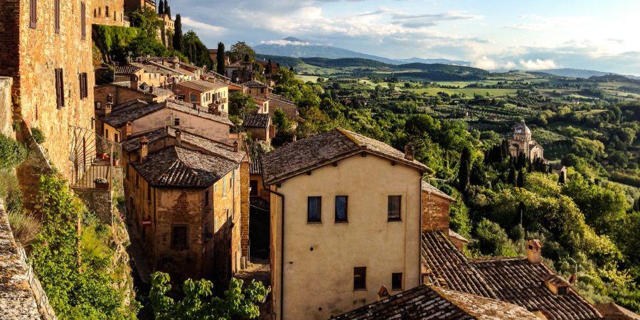 Bela vista da cidade de Montepulciano, um dos lugares para lua de mel na Itália