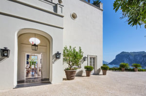 Fachada e vista do mar no JK Place em Capri, um dos locais onde ficar na costa amalfitana