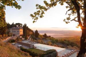 Hotel Castiglion del Bosco, com piscina e vista da paisagem ao pôr do sol