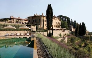 Vista geral da piscina e do hotel Castiglion del Bosco, um dos hotéis 5 estrelas na Itália