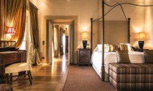 Quarto elegante no Castiglion del Bosco na Toscana, um dos hotéis 5 estrelas na Itália