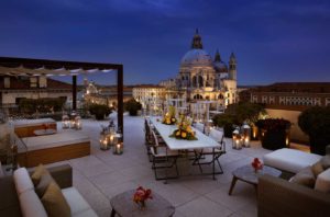 Vista de Veneza à noite no Hotel Gritti Palace