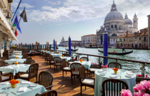 Vista de Veneza pela manhã, com canal e gôndolas, a partir do hotel Gritti Palace