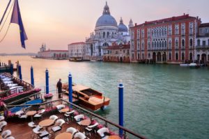 Vista de Veneza ao pôr do sol a partir do hotel Gritti Palace, um dos hotéis 5 estrelas em Veneza