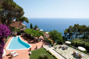 Piscina e jardim do luxuoso Punta Tragara, em Capri