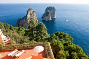 Vista para os Faraglioni em Capri a partir do Punta Tragara, um dos hotéis 5 estrelas na Itália