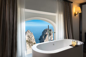 Um luxuoso banheiro com vista para os Faraglioni de Capri, no Punta Tragara, um dos hotéis 5 estrelas na Itália