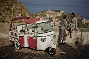 Ape Calessino na sicília, com Taormina ao fundo