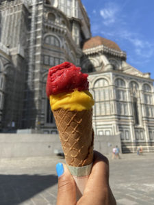 Gelato italiano em frente em primeiro plano com o Duomo de Florença ao fundo