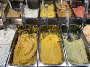 Colorida seleção de gelato italiano na gelateria Vivoli, em Florença