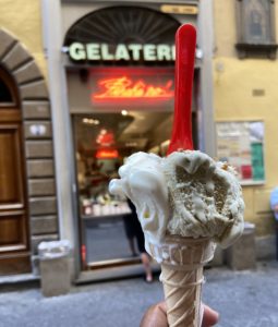 Gelato italiano da gelateria Perche No, em frente à loja, em Florença