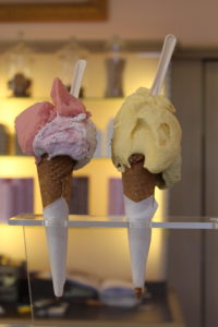 Dois cones de gelato italiano da Santa Trinita, em Florença, sendo um amarelo e o outro cor de rosa