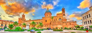 Imagem panorâmica da enorme e bela catedral de Palermo, na Sicília, com pôr do sol ao fundo