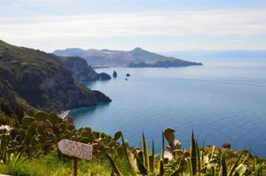 Vista do Mar em Lipari, uma das ilhas Eólias na Sicília