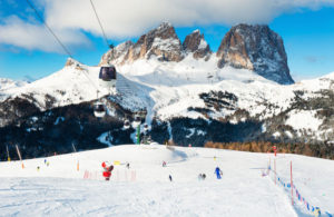 Panorama de Val di Fassa com neve e pistas de ski, nas Dolomitas