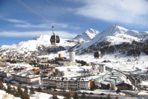 Imagem panorâmica do inverno em Sestriere, perto de Turim, uma das cidades com neve para visitar na Itália 