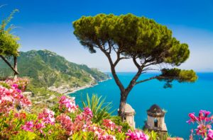 ista de cartão postal da famosa Costa Amalfitana de Ravello