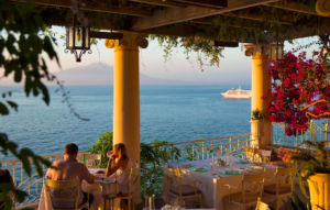 Vista ao por do sol do terraço do hotel bellevue syrene em sorrento, uma das cidades na costa amalfitana