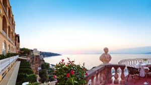 Vista do mar a partir do terraço do excelsior vittoria em sorrento