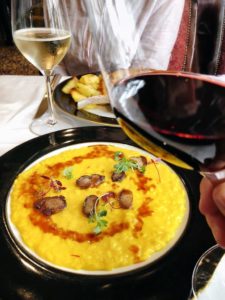 Taças de vinho e o famoso risotto alla milanese do Giacomo, um dos melhores restaurantes de milão