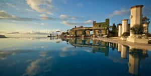 piscina do hotel caruso em ravello, uma das cidades da costa amalfitana