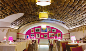 ambiente interno do restaurante il buco em sorrento, um dos locais onde comer na costa amalfitana