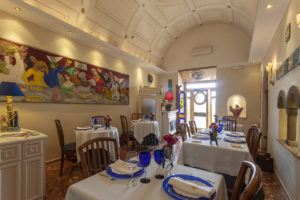 vista da sala de jantar do la caravella em positano, um dos locais onde comer na costa amalfitana