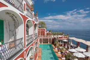 fachada e piscina do hotel le sirenuse em sorrento, uma das cidades da costa amalfitana