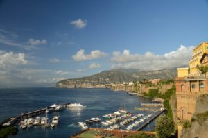 Vista do mar a partir de Sorrento, uma das cidades da Costa Amalfitana 