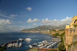 Vista do mar a partir de Sorrento, uma das cidades da Costa Amalfitana 