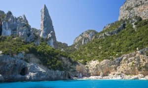 Cala Goritze, uma das maravilhosas praias na Itália, vista a partir do mar