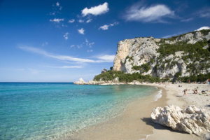 Panorama da Cala Luna, uma das melhores praias na Itália