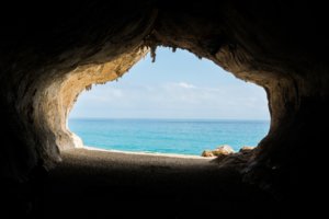 Caverna em Cala Luna, uma das melhores praias na Itália
