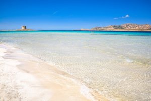 Areia branquíssima e água transparente em La Pelosa, Sardenha