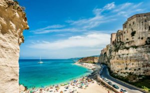 Vista parcial da praia em Tropea, Calábria