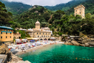 Mar berde, abadia e natureza em San Fruttuoso, uma das melhores praias na itália