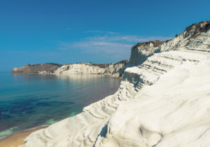 As incríveis fromações rochosas e o mar em Scala dei Turchi, uma das mais lindas praias na Itália